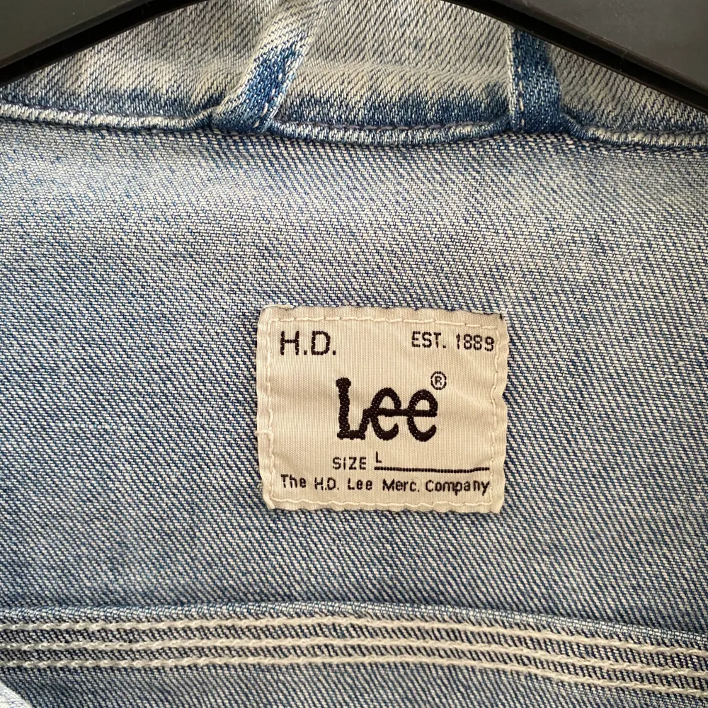 Jeansjacka från Lee! Perfekt till våren och möjligtvis sommaren! köptes i somras för 350 kr från Myrorna. 300kr inkl frakt. (Spårbar). Jackor.