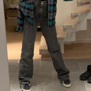 Zara 90’s full length - Säljer mina favoriter från Zara, the 90’s full length! Är i bra skick utan slitningar, dock klippt ca 1,5 cm men fortfarande väldigt långa. Budning om många är intresserade💗💗 