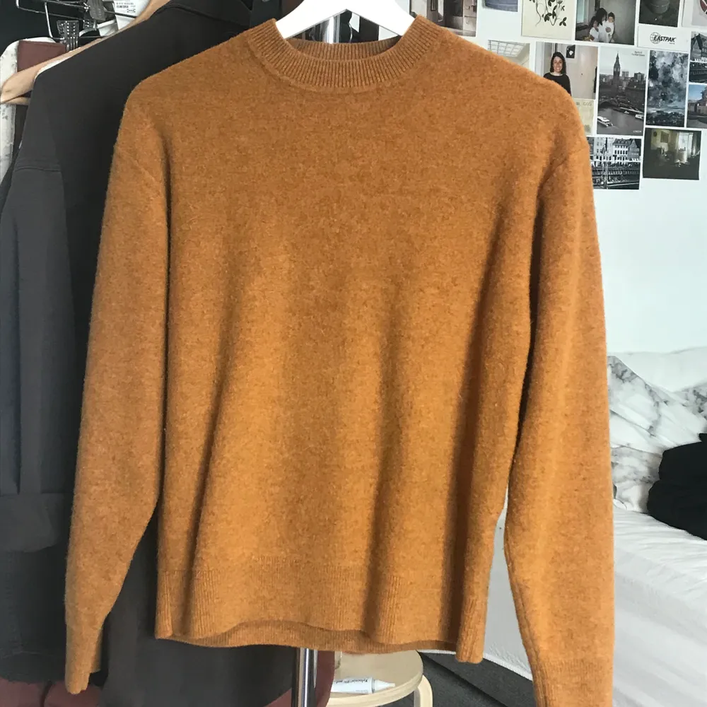 orange stickad tröja från uniqlo!! väldigt mysig och är i fint skick, säljer för den inte kommer till användning:)) storleken är S, men sitter mer baggy på mig som är 160! . Stickat.