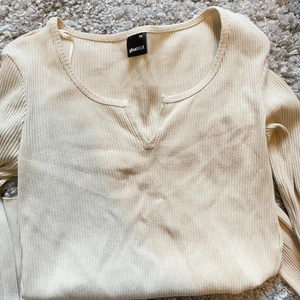 Beige ribbad topp - Väldigt fin men kommer ej till användning längre. Inga fläckar eller slitningar. Är i XS men passar även S. Bjuder på frakt 📦 🤍