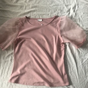Ny topp i L - Jättefin topp i storlek L från VILA. Den är helt oanvänd med prislappen kvar. Nypris är 299 kr men jag säljer den för 150 ink frakt 🥰🧚🏽‍♀️