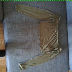 Olivgrön crop top  - Säljer denna jättefina och sköna croptopen. Då den knappt kommer till användning. Denna har endast använts 5 gånger ungefär. Kvaliteten på tyget är bra. Köparen står för frakten. 