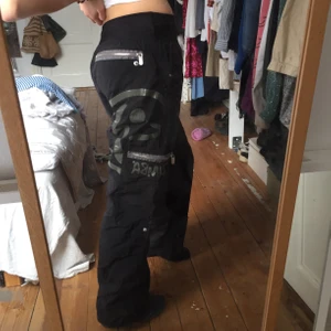Svarta byxor  - Zumba byxor från en secondhand, fint skick. Har coola detaljer lite där och här. Ganska tunt material, så super för våren!