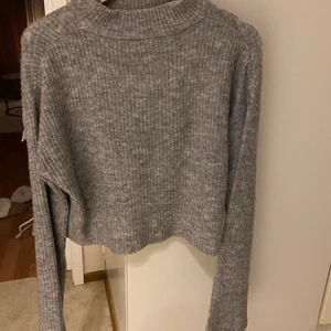 stickad tröja  - grå stickad tröja från hm! långa armar och croppad i midjan 