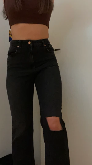 Jeans från Na-Kd, stlk 36 - Jättesnygga jeans, en av mina favoriter men tyvärr har jag slutat ha på mig de. Dom sitter jättebra vid midjan och är jättesköna. 