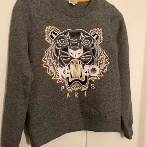 Kenzo tröja - Äkta Kenzo tröja i storlek S men passar även en XS.