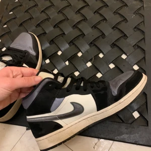 Jordan AIR 1 Mids - Ett par grå Jordan AIR 1 i lagom använt skick. (Dom mörkare fläckarna på första bilden är bara vatten för jag torka av de).