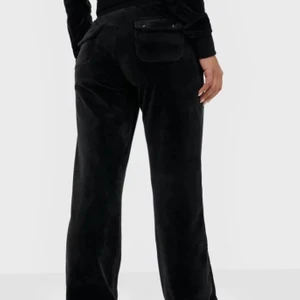 Juicy Coutore  - Svarta juicy Coutore mjukis, det är en L men skulle säga att de är mer som en m. Kan skicka fler bilder privat också hur de ser ut på 