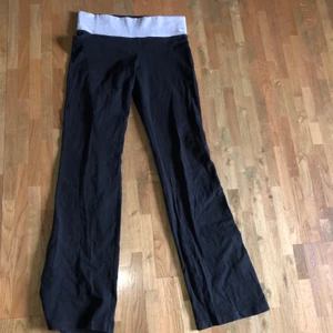 Pink mjukisbyxor  - Säljer ett par sköna mjukisbyxor/utsvängda ”tights” från PINK❤️an mötas upp i Norrköping men kan även frakta och köparen står för frakt.