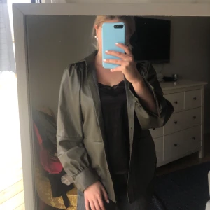Skinn kavaj - Jättefin grön kavaj i skinn, har aldrig använd och prislapp är kvar. Sänker priset till hälften✨✨