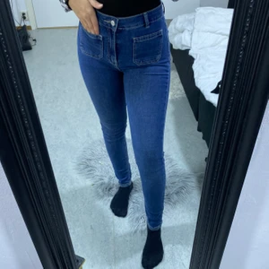 Jeans - Säljer mina snygga jeans som är köpta från Spanien förra året. De är i super bra skick och sitter inte tajt då de är stretchiga. De är i storlek 36. Frakt kostanden kan kollas upp om det skulle behöva och priset kan diskuteras😇