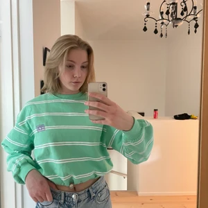 Neongrön sweatshirt  - Neongrön croppad tröja i väldigt bra skick, endast använd ett fåtal gånger. 100kr eller bud💞