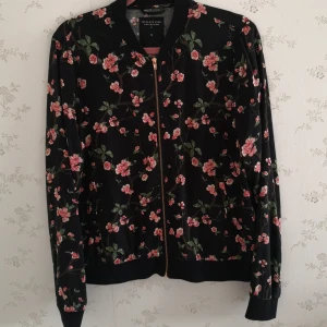 Kofta LAGER 157 - En super skön och tunn sommar kofta. Använd ett fåtal gånger så är som ny😊 storlek S. 