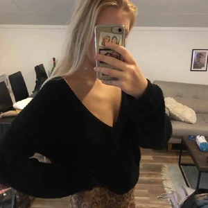 Svart v-ringad stickad tröja - Perfekt skick! Från NA-KD. 💖 Inte varm, så går att ha året runt!