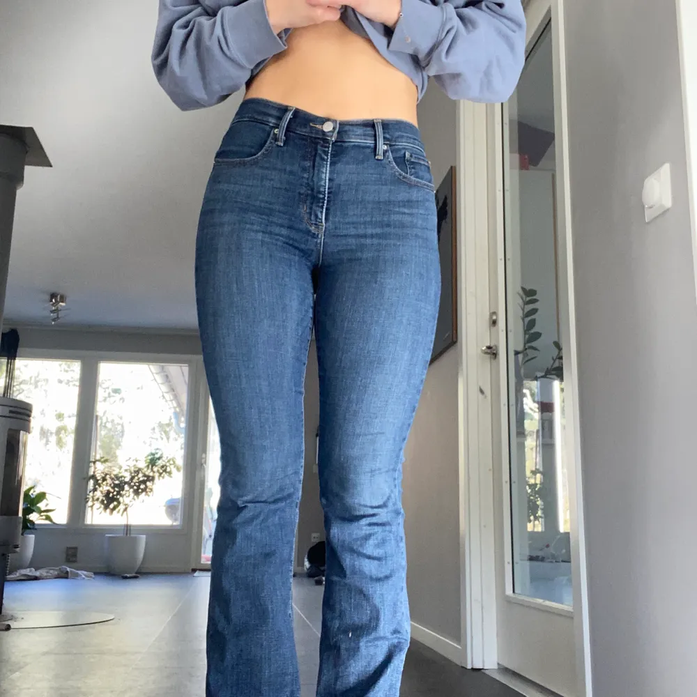 Bootcut jeans från Levi’s (315), de är storlek 30 men är oerhört stretchiga o passar därmed allt från 27-31 skulle jag säga (är själv en 27). Köptes sommaren 2018 o är sparsamt använda..bjuder på frakten . Jeans & Byxor.