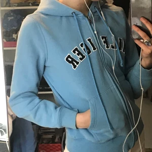 Hilfiger hoodie - Skit snygg hoodie med dragkedja, kan möta i Stockholm, budgivning börjar på 100