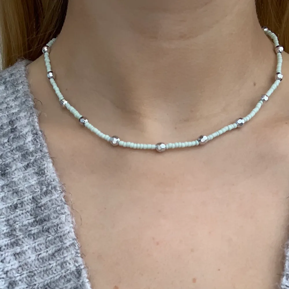 Ljus ljusblått pärlhalsband med små pärlor och mindre discokulor🤍🦋🥺⭐️🥳🤩 halsbandet försluts med lås och tråden är elastisk . Accessoarer.