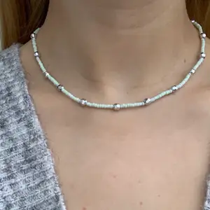 Ljus ljusblått pärlhalsband med små pärlor och mindre discokulor🤍🦋🥺⭐️🥳🤩 halsbandet försluts med lås och tråden är elastisk 