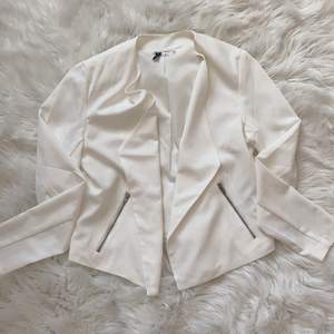 En tunn kräm vit jacka som passar perfekt till nu till våren.