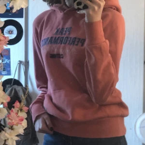 Hoodie - En rosa hoodie som är köpt second hand. Väldigt använd. Har ett hål i armhålan( se bild 3). Väldigt mjukt material. Saknar hoodieband. För fler bilder kontakta. Egentligen en strl M men skulle mer säga en S. Den är i verkligenheten lite persikorosa. ENDAST SWISH. KOLLA MIN BIO FÖR MER INFO. 