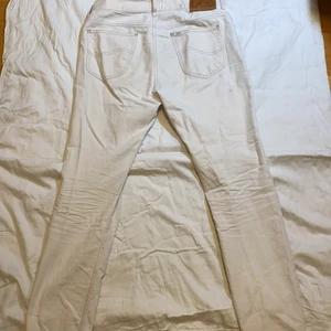 Beiga Lee Jeans - Snygga beiga lee jeans, skick 9/10 nästan aldrig använda