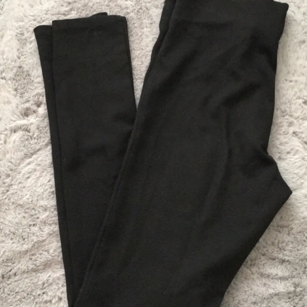 Svarta leggings från Gina strl s. Resåren i midjan något uttöjd. . Jeans & Byxor.