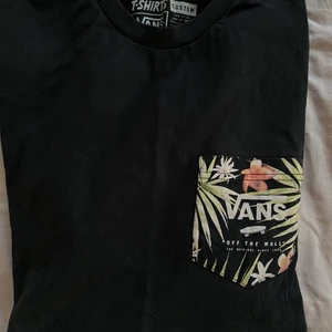Vans tshirt - Tshirt från vans med ficka och tryck på bröstet | strl L passar XL/L | frakt tillkommer