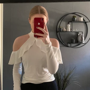 Tröja - Jättefin vit blus från Nelly! Använd några gånger men den är fortfarande fin på💗 säljer då den är lite stor för mig och kommer aldrig till användning längre☺️ dm för mer bilder💗