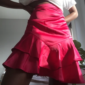 Volangkjol  - NA-KD, aldrig använd tyvärr pga för stor för mig💔 första bilden visar bäst färgen💜 pris är exkl frakt