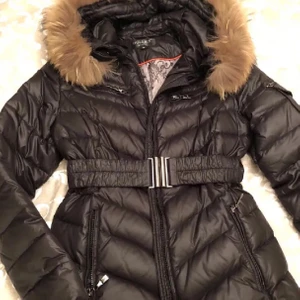 Hollies Jacka - I nyskick,endast använd få gånger. Strl 34/ XS/S köpt ifrån Miinto för 4399kr. Jackan kemtvättades för nån vecka sen. Pälsen är också kemtvättad, stor, fluffig och den är äkta. Pris kan diskuteras, finns i malmö eller så fraktas jackan.