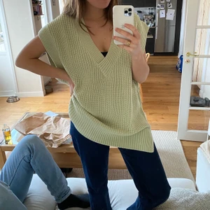 Mintgrön stickad väst  - Jättefin stickad, längre väst från Monkis nuvarande kollektion. Aldrig använd, helt intakt. Säljes pga hann inte lämna tillbaka ✨ jag är 164cm lång