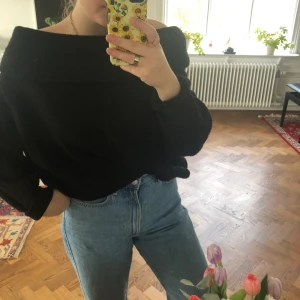 Mysig tröja från HM  - Supermysig svart off shoulder tjocktröja från HM 🌻 