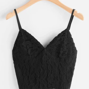 Snyggt spetslinne! - Supersnyggt spetslinne i storlek S. Är helt OANVÄND. Mycket fint material och bra skick. En spetstopp med dragkedja ibak. Passar alla tjejer i alla åldrar och kroppsformer, denna topp kommer att vara supersnygg till sommaren! 