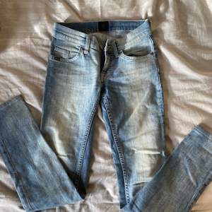 Tiger of sweden lågmidjade jeans står ej storlek skulle anta att det passar som s i midjan och 160 ish i längd. Köparen står för frakt💕