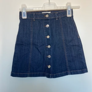 Gina Tricot jeanskjol, strl 34 - Mycket fint skick. skriv vid intresse 