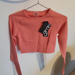 Aim'n ribbed seamless top - Helt ny och oanvänd ribbad seamless långärmad topp från Aim'n i storlek S. Färgen bubblegum. Prislappar kvar. Nypris 499 kr
