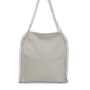 Väska med kedjor - Tänkte sälja min favorit väska från scorett för har ingen användning av den längre tyvärr. Den är som ny och har massa nödvändiga fickor i den, hör av dig för mer bilder🤍