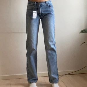 Mid waisted Brandy Melville jeans  - Supersnygga, nyköpta Brandy Melville jeans med låg midja. Oanvända och prislappen sitter kvar. Jag är 176 och de är lagom långa till mig. Köptes för 418 kr och säljer för 350 kr💞. Om fler är intresserade går det att buda i kommentarerna! Kan fraktas eller mötas upp i Sthlm enligt överenskommelse! 