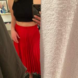 Jättevacker kjol från Gina Tricot i en underbar röd färg. Perfekt på sommaren!!