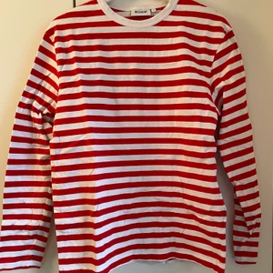 Weekday longsleeve - Randig Weekday longsleeve i storlek S. Mycket sparsamt använd och i bra skick. Perfekt tröja till våren då materialet inte är jättetjockt! Vid köp av fler plagg kan vi fixa ett bra paketpris!😊