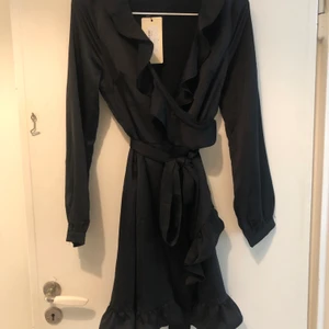 Boohoo klänning - Oanvänd med lapp kvar. Omlottklänning