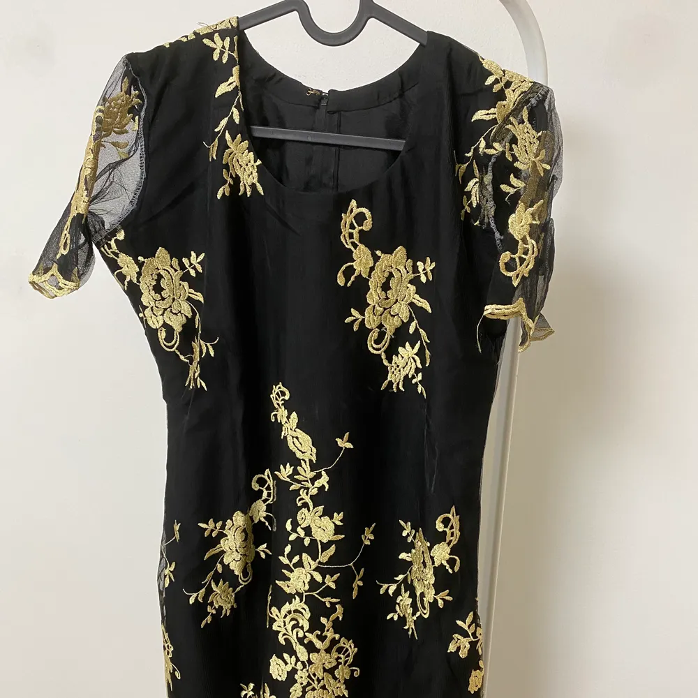 Jättebra svart med gul blommor oanvänd designer klänning, lång 40, storlek 40.. Klänningar.