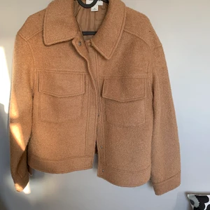Monki shacket  - Supersöt vårjacka från monki i trendig beige färg och fint skick