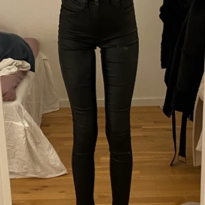 Skinn byxor - Ett par skinn byxor från veromoda. Byxorna är väldigt stretchiga och passar mig som är 171. Byxorna är använda många ggr men frf fina. Finns ett litet skrap märke på höger knä (inget hål). Det är bara att skriva för fler bilder💁🏽‍♀️ frakt 45kr