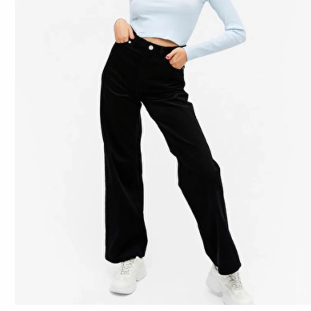 Säljer min jeans i modellen Yoko corduroy som är i manchetser! Dem är i storlek 34 vilket är slutsåld just nu på hemsidan! Kan såklart skicka egna bilder om de önskas! Dem kostar säljer dem för 170då dem är som helt nyskick . Jeans & Byxor.