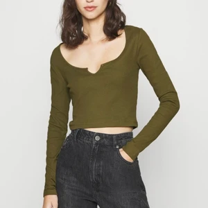 grön  - mörkgrön ribbad tröja knappt använd😌 frakt tillkommer