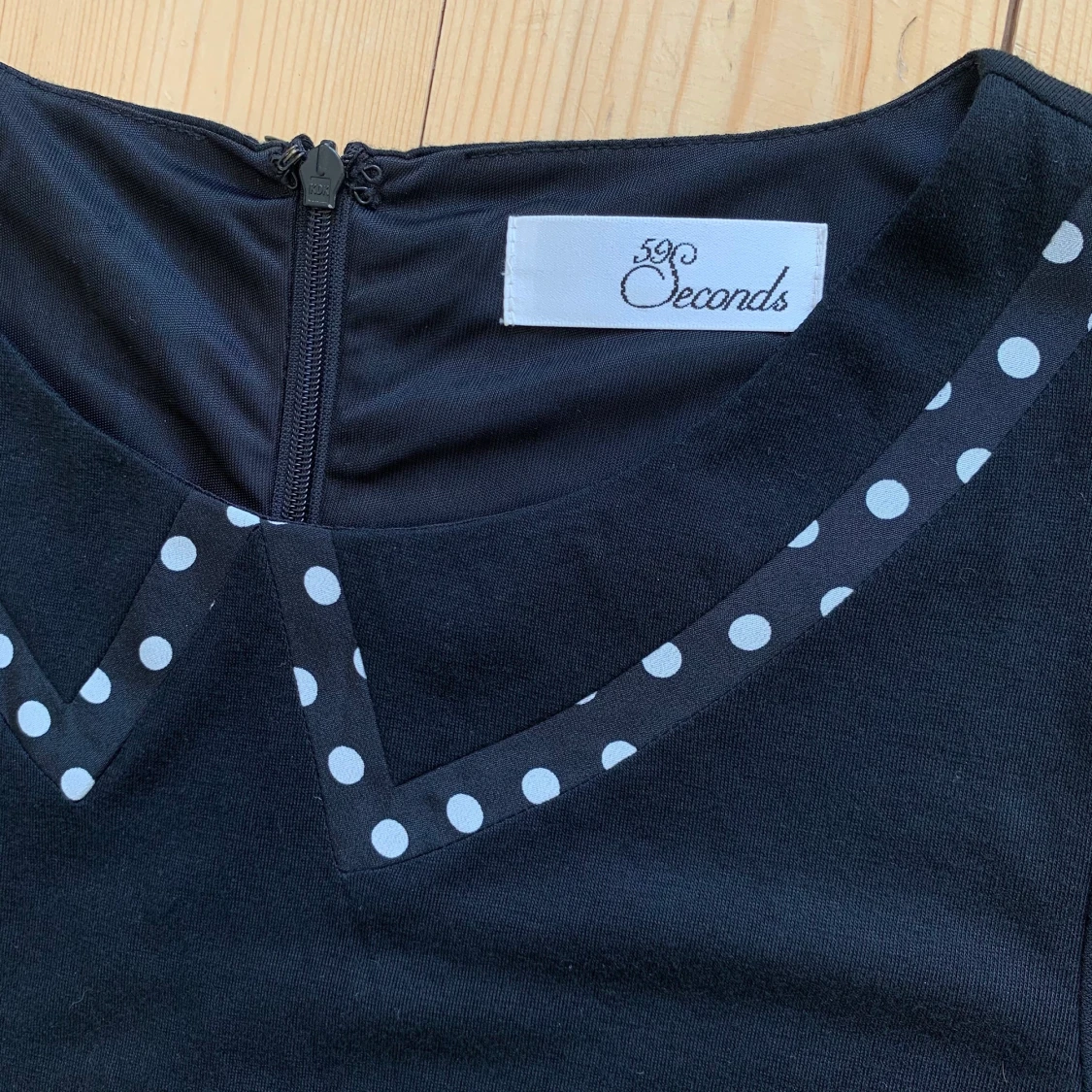 Polka-dot klänning med krage - 91