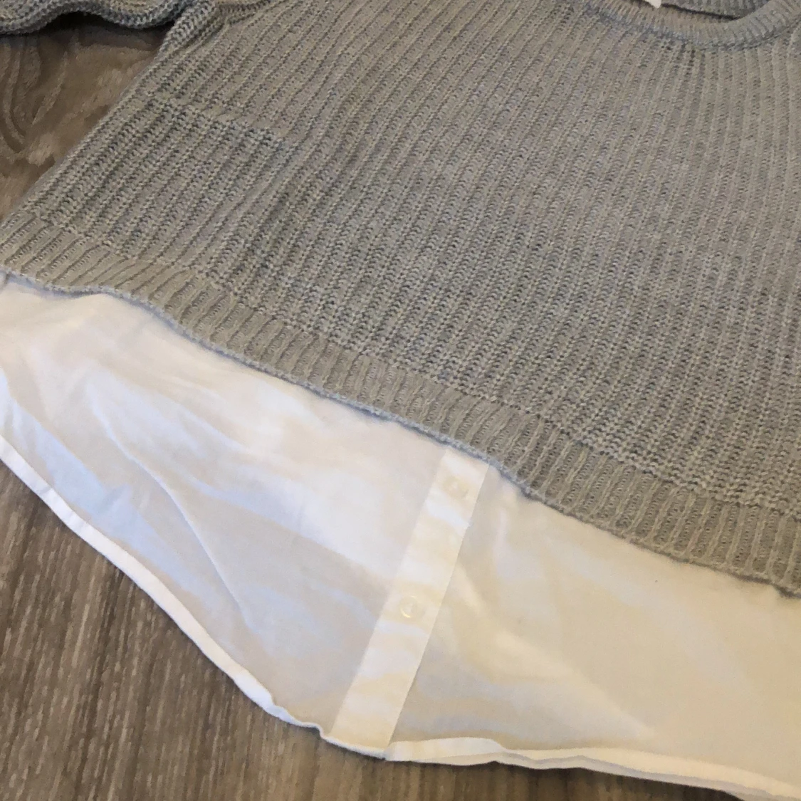 Stickad tröja med blusdetalj - 91