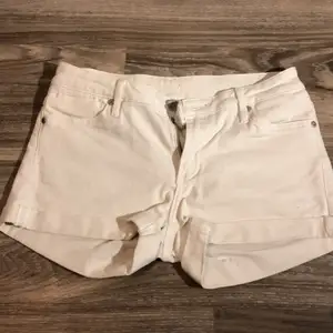 Vita korta jeans shorts köpta från JC längesen. Hitta de i min garderob under rensningen. Använda några gånger men inga fläckar eller hål. Märket är ”crocker” och storlek 36. Passar perfekt till sommaren. Inte genomskinliga