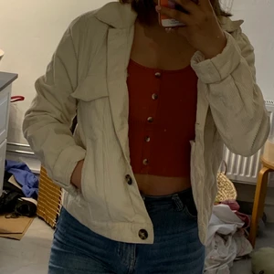 Jacka st S - Mycket fin jacka som mest bara legat hemma i garderoben och samlat på sig damm. Säljes för 100kr